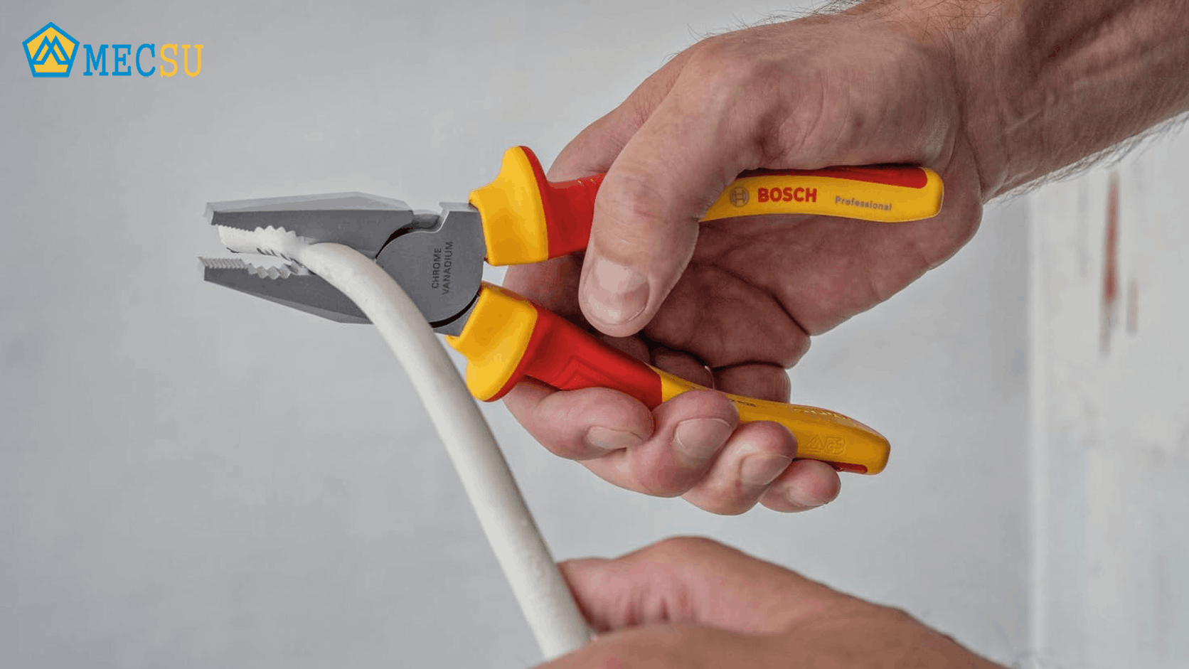 Kìm cắt điện được đúc 2 lớp cách điện chịu được điện áp